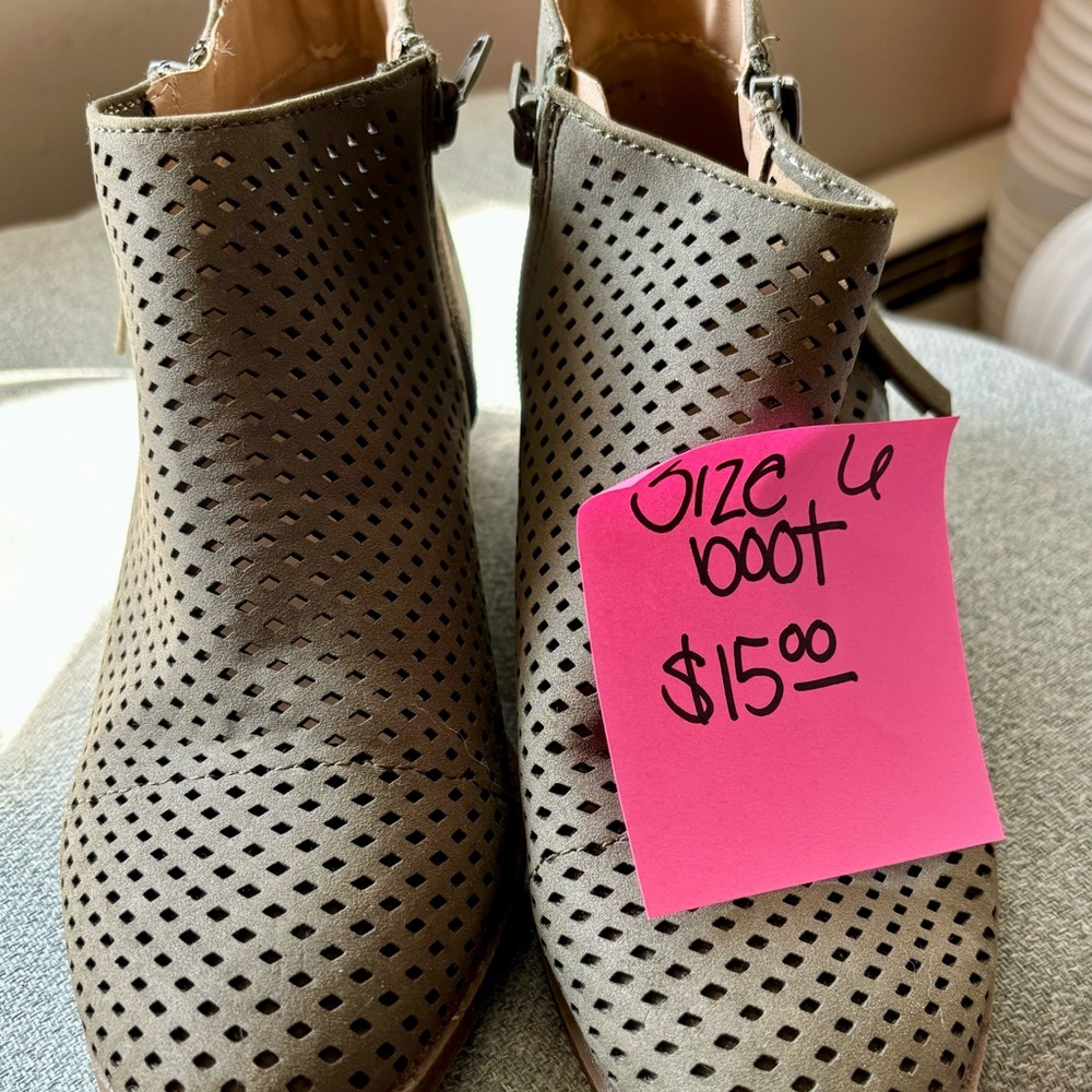 Various women’s shoes